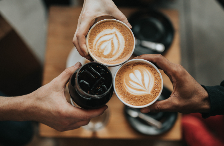 コーヒーで乾杯している 