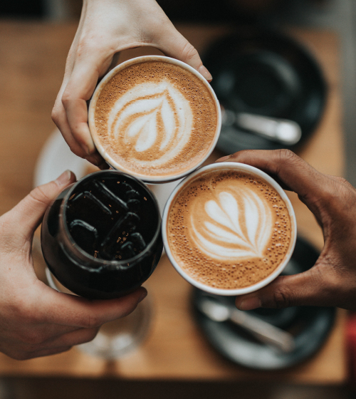 コーヒーで乾杯している